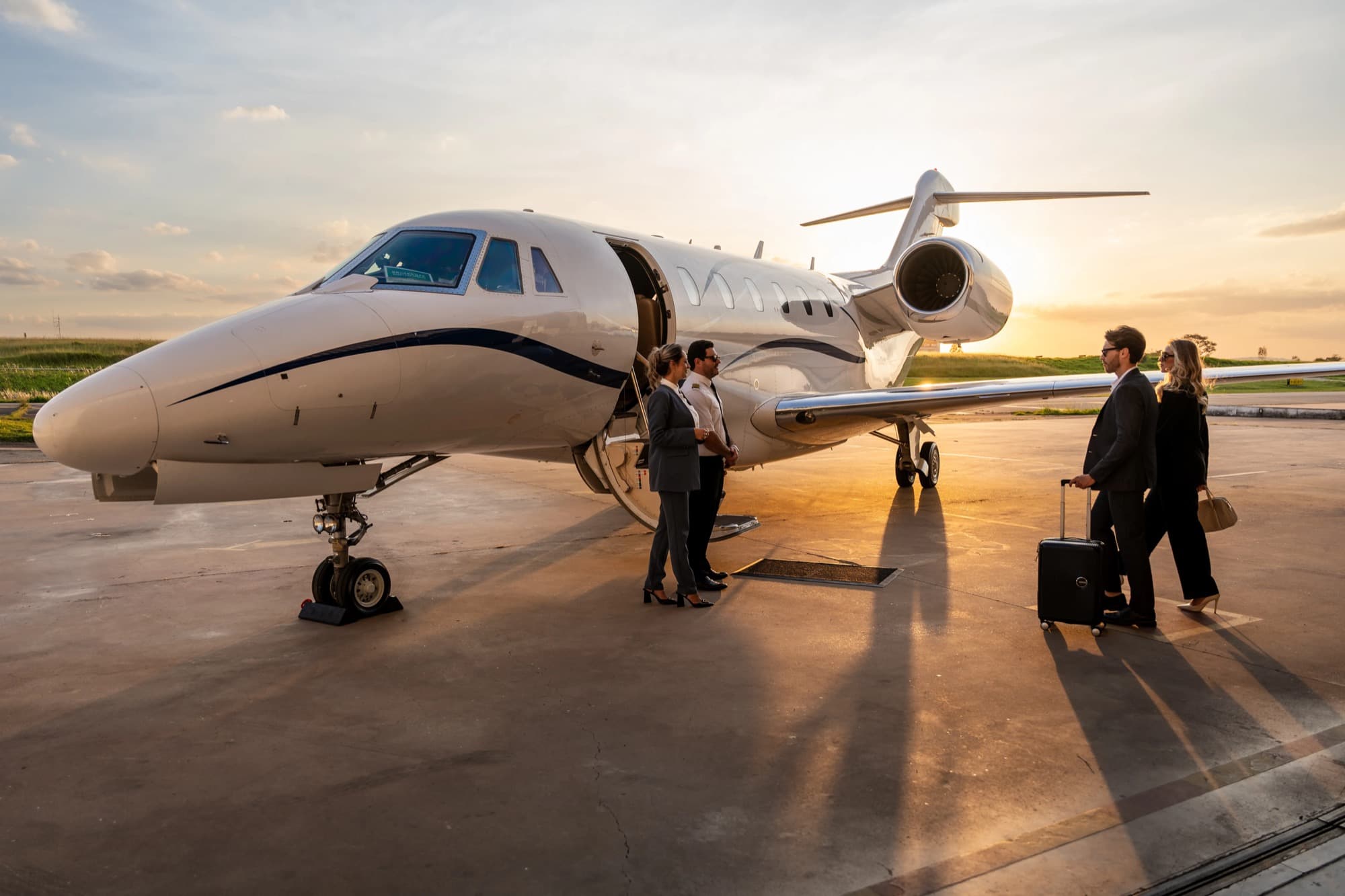 Citation X operado pela Solojet Shares no pátio ao pôr do sol, com tripulação recebendo passageiros